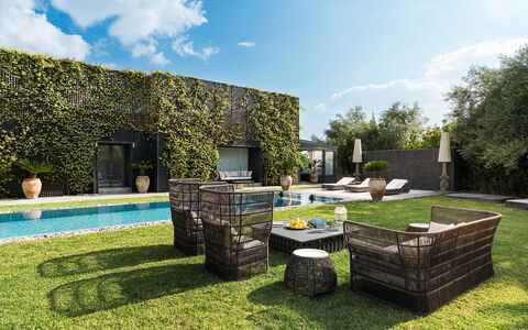 Villa Monica: Strauch, Garten, Schatten, Landscaping, Gartenmöbel, Hinterhof, Rasen, Garten, Estate