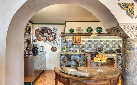 Villa Madonna di Costantinopoli: Interior Design, Flooring, Küche, Möbel, Decke, Countertop, Fliese, Stuhl, Cabinetry, Zimmerpflanze