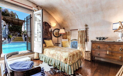 Villa Madonna di Costantinopoli: Möbel, Schlafzimmer, Interior Design, Fussboden, Flooring, Bett, Bedding, Bettdecke, Bettrahmen, Linens