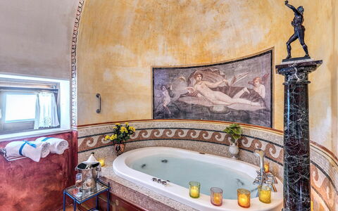 Villa Madonna di Costantinopoli: Interior Design, Armatur, Flooring, Fussboden, Badewanne, Beleuchtung, Möbel, Zapfhahn, Badezimmer, Decke