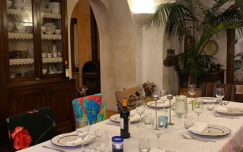 Villa Madonna di Costantinopoli: Tischdecke, Tabelle, Möbel, Geschirr, Linens, Dishware, Servierware, Essen, Teller, Drinkware
