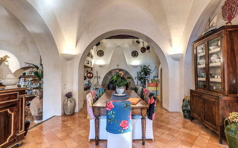 Villa Madonna di Costantinopoli: Interior Design, Flooring, Esszimmer, Blumentopf, Zimmerpflanze, Stuhl, Küche & Esszimmer Tisch, Gewölbe, Fliese, Blumendesign