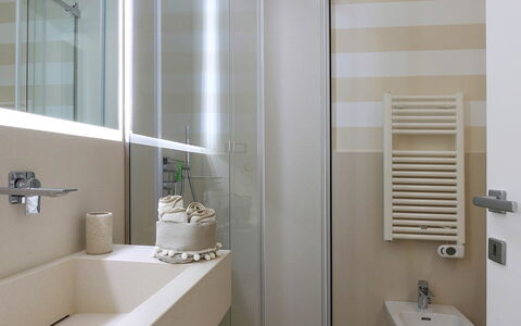 Casa Leuca: Badezimmer, Armatur, Interior Design, Flooring, Sinken, Fussboden, Bad Sink, Installation, Zapfhahn, Decke