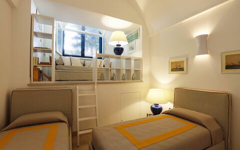 Casa Leuca: Möbel, Interior Design, Bett, Schlafzimmer, Fussboden, Bedding, Decke, Flooring, Zimmer, Bettdecke