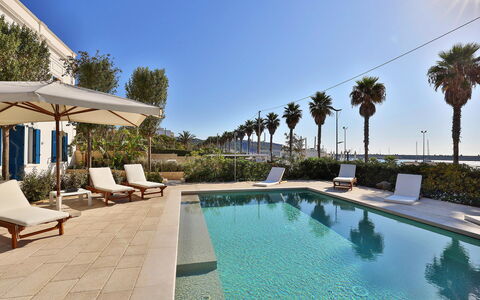 Casa Leuca: Blau, Schwimmbad, Resort, Sonnenliege, Gartenmöbel, Eco Hotel, Schatten, Regenschirm, Hotel, Villa