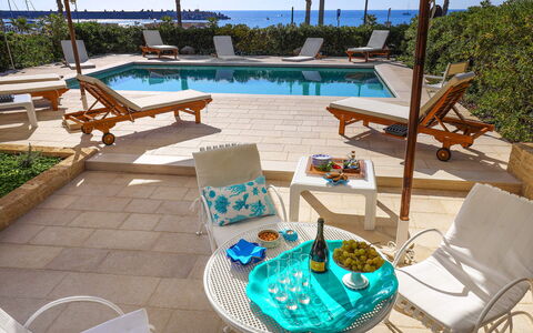 Casa Leuca: Möbel, Stuhl, Gartenmöbel, Tabelle, Resort, Regenschirm, Tisch Im Freien, Schatten, Schwimmbad, Kaffetisch