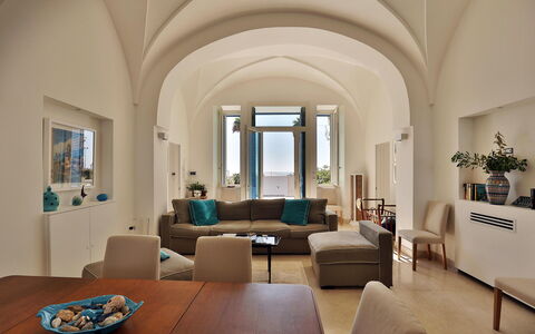 Casa Leuca: Möbel, Interior Design, Flooring, Tabelle, Stuhl, Zimmer, Fussboden, Beleuchtung, Decke, Wohnzimmer