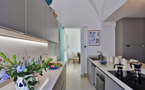 Casa Leuca: Küche, Interior Design, Countertop, Küchengerät, Flooring, Major Appliance, Möbel, Cabinetry, Haushaltsgerät, Zuhause