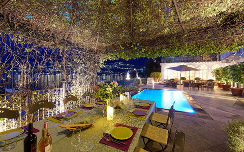 Villa Silva: Blau, Schwimmbad, Resort, Nacht, Landschaft Beleuchtung, Eco Hotel, Hotel, Stuhl, Gartenmöbel, Restaurant