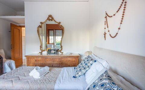 Casa Lucio: Möbel, Schlafzimmer, Interior Design, Bett, Holz, Bettdecke, Bedding, Zimmer, Textil, Linens