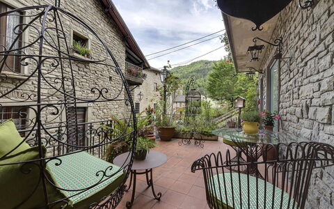 Villa Senio: Blumentopf, Eisen, Zimmerpflanze, Stuhl, Gartenmöbel, Light Fixture, Balkon, Tisch Im Freien, Flagstone, Hof