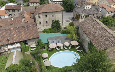 Villa Senio: Haus, Gartenmöbel, Menschliche Siedlung, Regenschirm, Hof, Estate, Hazienda, Garten, Schwimmbad, Landscaping