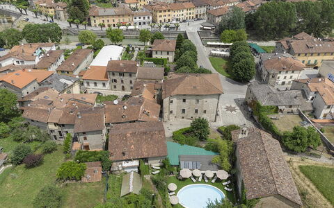 Villa Senio: Gebäude, Wand, Haus, Wohngebiet, Dach, Nachbarschaft, Fassade, \Stadt, Die Architektur, Zuhause