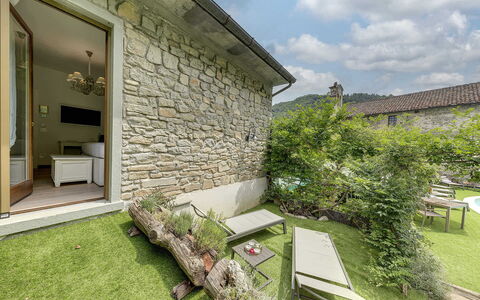 Villa Senio: Garten, Steinwand, Hinterhof, Garten, Landscaping, Hof, Villa, Bauernhaus, Zimmerpflanze, Gartenmöbel