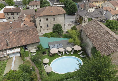 Villa Senio: Haus, Gartenmöbel, Menschliche Siedlung, Regenschirm, Hof, Estate, Hazienda, Garten, Schwimmbad, Landscaping