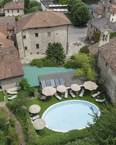 Villa Senio: Haus, Gartenmöbel, Menschliche Siedlung, Regenschirm, Hof, Estate, Hazienda, Garten, Schwimmbad, Landscaping