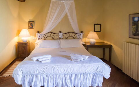 Mariuccia 1: Möbel, Interior Design, Fussboden, Flooring, Bett, Beleuchtung, Textil, Schlafzimmer, Linens, Zimmer