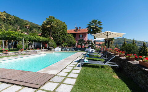 Mariuccia 1: Schwimmbad, Resort, Gartenmöbel, Gebirge, Eco Hotel, Freizeit, Regenschirm, Ferienort, Hazienda