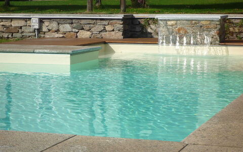 Mariuccia 1: Schwimmbad, Verbundwerkstoff, Water Feature, Fliese, Flagstone, Hinterhof, Natürliches Material, Design