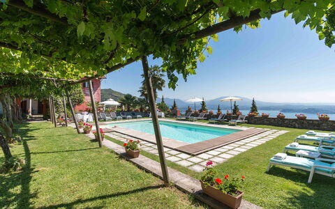 Mariuccia 1: Schwimmbad, Resort, Gartenmöbel, Eco Hotel, Gebirge, Hazienda, Freizeit, Blumentopf, Ferienort, Schatten