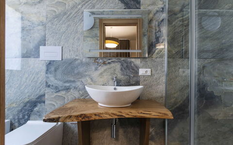 Villa Priscilla: Interior Design, Flooring, Armatur, Fussboden, Bad Sink, Sinken, Zapfhahn, Spiegel, Decke, Badezimmer