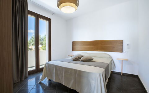 Villa Priscilla: Interior Design, Holz, Flooring, Fussboden, Schlafzimmer, Möbel, Bett, Decke, Zimmer, Beleuchtung