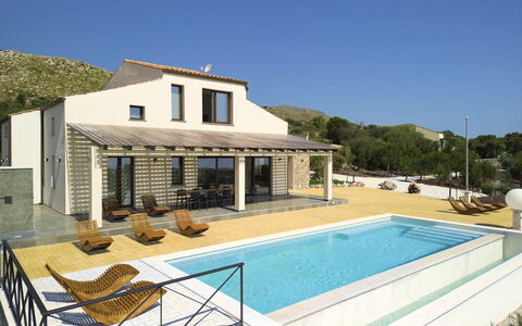 Villa Priscilla: Schwimmbad, Resort, Wohngebiet, Zuhause, Estate, Dach, Verbundwerkstoff, Gartenmöbel, Tür, Bauernhaus