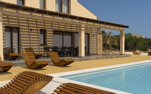 Villa Priscilla: Holz, Die Architektur, Schatten, Schwimmbad, Verbundwerkstoff, Veranda, Gartenmöbel, Stuhl, Estate, Outdoor Struktur