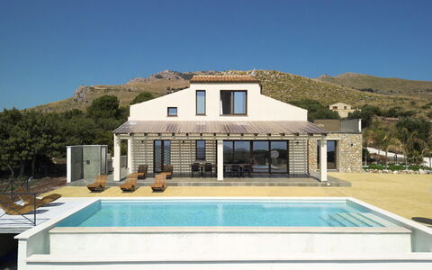 Villa Priscilla: Schwimmbad, Wohngebiet, Estate, Resort, Zuhause, Dach, Verbundwerkstoff, Bauernhaus, Villa, Hütte