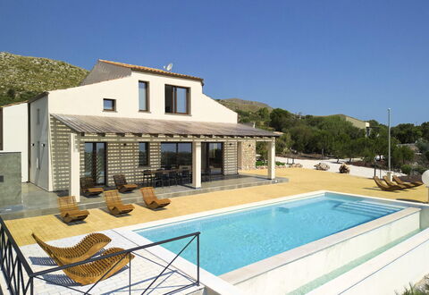 Villa Priscilla: Schwimmbad, Resort, Wohngebiet, Zuhause, Estate, Dach, Verbundwerkstoff, Gartenmöbel, Tür, Bauernhaus