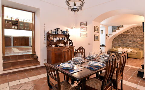 Villa Birbante: Möbel, Interior Design, Flooring, Holz, Tabelle, Stuhl, Esszimmer, Küche & Esszimmer Tisch, Fussboden, Decke