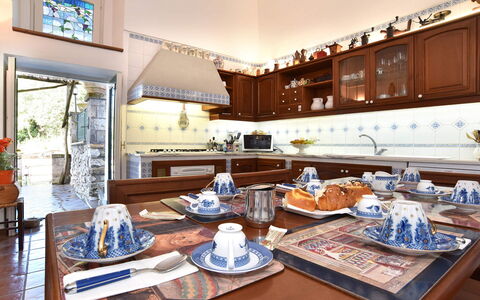 Villa Birbante: Möbel, Interior Design, Küche, Tabelle, Geschirr, Flooring, Countertop, Stuhl, Küche & Esszimmer Tisch, Esszimmer