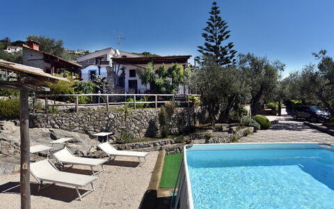 Villa Birbante: Resort, Schwimmbad, Eco Hotel, Schatten, Hazienda, Hinterhof, Gartenmöbel, Villa, Blumentopf