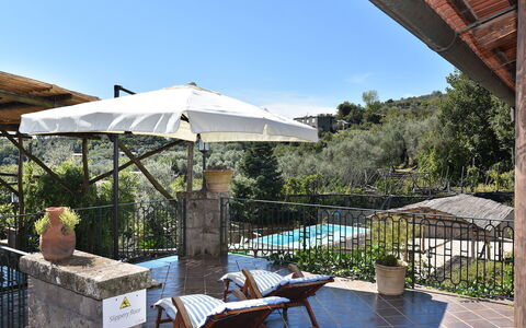 Villa Birbante: Möbel, Gartenmöbel, Schwimmbad, Stuhl, Regenschirm, Resort, Schatten, Flagstone, Blumentopf, Eco Hotel
