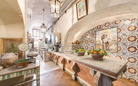 Villa San Giacomo: Interior Design, Porzellan, Stuhl, Fliese, Servierware, Küche & Esszimmer Tisch, Zimmerpflanze, Dishware, Esszimmer, Küche