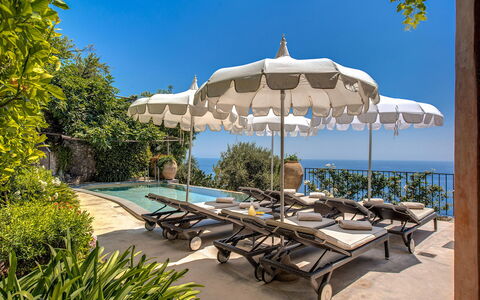 Villa San Giacomo: Gartenmöbel, Regenschirm, Resort, Schwimmbad, Möbel, Schatten, Sonnenliege, Eco Hotel, Meer
