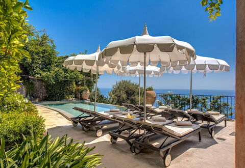 Villa San Giacomo: Gartenmöbel, Regenschirm, Resort, Schwimmbad, Möbel, Schatten, Sonnenliege, Eco Hotel, Meer