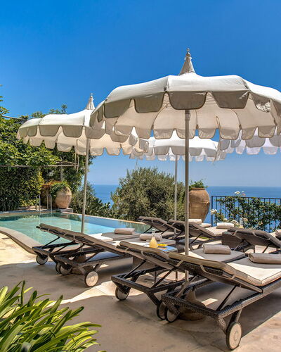 Villa San Giacomo: Gartenmöbel, Regenschirm, Resort, Schwimmbad, Möbel, Schatten, Sonnenliege, Eco Hotel, Meer
