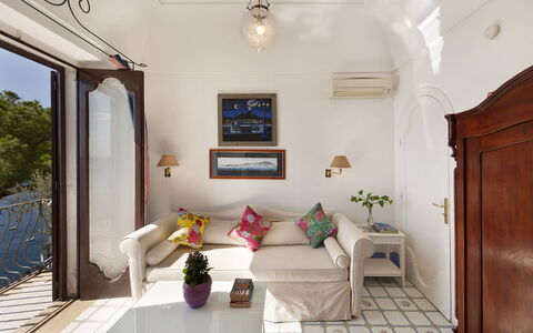 Little Mansour: Möbel, Interior Design, Flooring, Fussboden, Tabelle, Stuhl, Blumentopf, Wohnzimmer, Zimmer, Decke