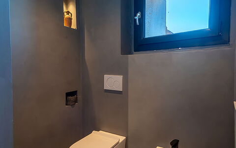 Iris House: Armatur, Toilleten Sitz, Toilette, Flooring, Badezimmer, Fussboden, Installation, Spiegel, Bidet, Fliese