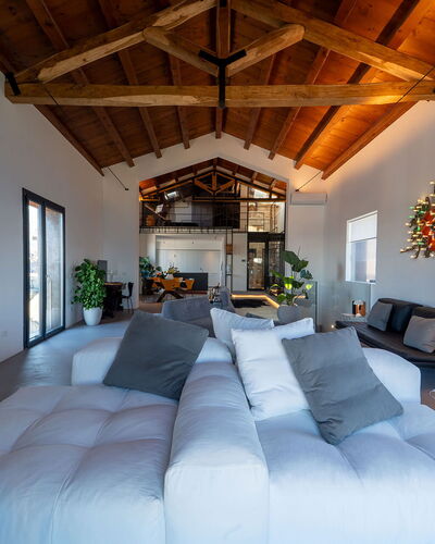 Iris House: Interior Design, Möbel, Flooring, Decke, Fussboden, Die Architektur, Zuhause, Couch, Wohnzimmer