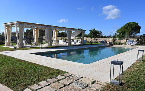 Masseria Loyola: Schwimmbad, Verbundwerkstoff, Schatten, Estate, Landscaping, Garten, Gartenmöbel, Beton, Hof, Resort