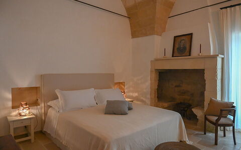 Masseria Loyola: Wand, Möbel, Interior Design, Flooring, Schlafzimmer, Fussboden, Bett, Bettdecke, Decke, Bedding