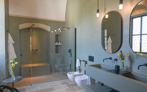 Masseria Loyola: Wand, Interior Design, Flooring, Armatur, Badezimmer, Beleuchtung, Bad Sink, Fussboden, Light Fixture, Zapfhahn