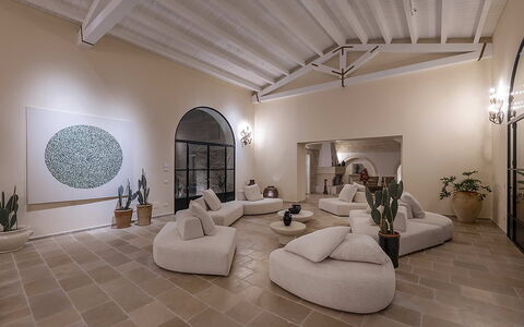 Masseria Loyola: Flooring, Interior Design, Möbel, Fussboden, Decke, Couch, Beleuchtung, Die Architektur, Wohnzimmer, Zuhause