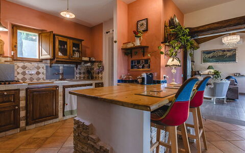 Villa dei Fiori: Möbel, Interior Design, Flooring, Küche, Countertop, Holz, Fussboden, Cabinetry, Decke, Zimmer