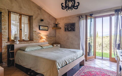 Villa dei Fiori: Möbel, Bett, Interior Design, Schlafzimmer, Wand, Flooring, Fussboden, Bettdecke, Bedding, Zimmer