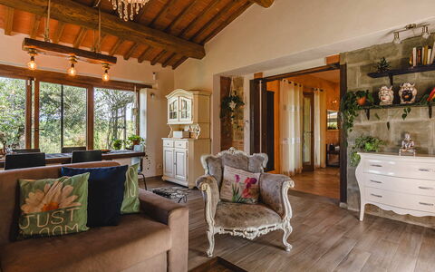 Villa dei Fiori: Möbel, Interior Design, Wand, Flooring, Holz, Decke, Fussboden, Zimmer, Couch, Wohnzimmer