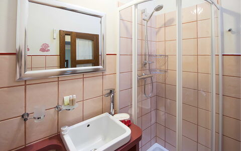 Mariuccia 3: Bad Sink, Armatur, Interior Design, Badezimmer, Sinken, Flooring, Fussboden, Zimmer, Installation, Zapfhahn