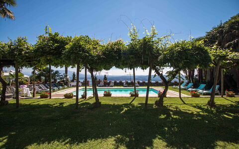 Mariuccia 3: Resort, Freizeit, Schwimmbad, Gartenmöbel, Eco Hotel, Schatten, Urlaub, Tropen, Ferienort